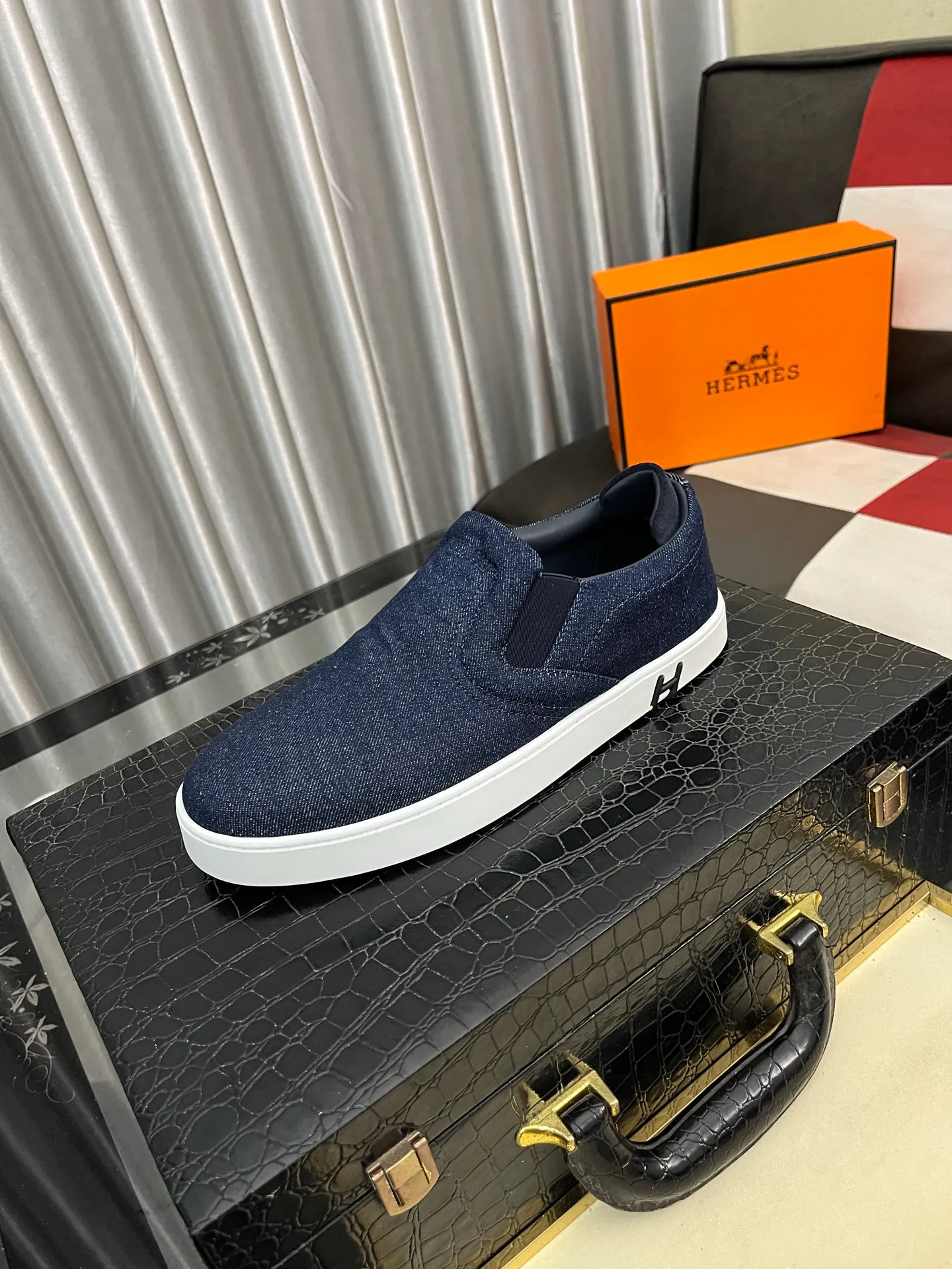 Men's Men's Shoes💰458⌚️⌚️HERMES/Hermès Hugo sneakers are casual men's shoes. These sneakers are made of imported first-layer cowhide leather and breathable mesh design. The contrasting color design creates a dynamic and modern shape. The front end of the toe is decorated with natural-color rubber inlays, making it novel and fashionable. The texture is incomparable, with cowhide lining and cowhide foot pads, the upper foot is comfortable and breathable, and the rubber sole is decorated with geometric patterns and iconic "H" details. A very personal one! Size: 38-44